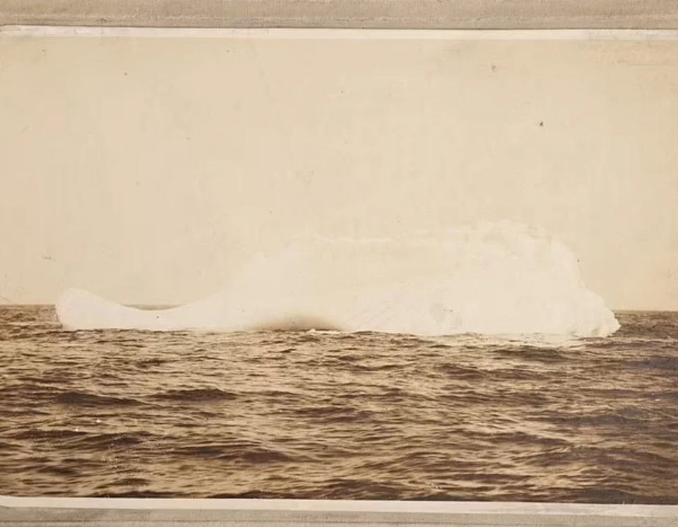 Φωτογραφία ίσως απεικονίζει το παγόβουνο που βύθισε τον Τιτανικό - Βγήκε στη δημοσιότητα 112 μετά 2 Το παγόβουνο που μπορεί να βύθισε τον Τιτανικό