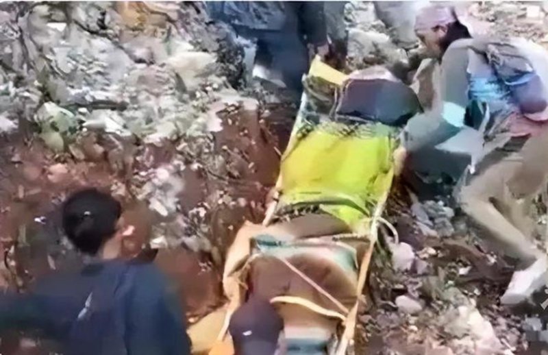 Διασώστες χρειάστηκαν δύο ώρες για να ανασύρουν τη σορό της τουρίστριας από το ηφαίστειο