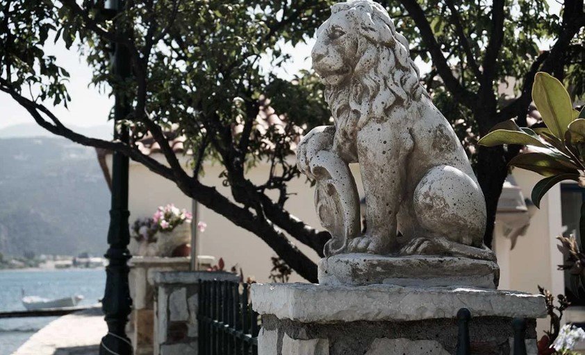 Άγαλμα λιονταριού στο νησί Τριζόνια