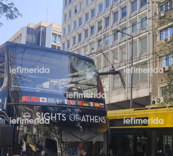 Ατύχημα με ανοιχτό διώροφο τουριστικό λεωφορείο στην Πανεπιστημίου