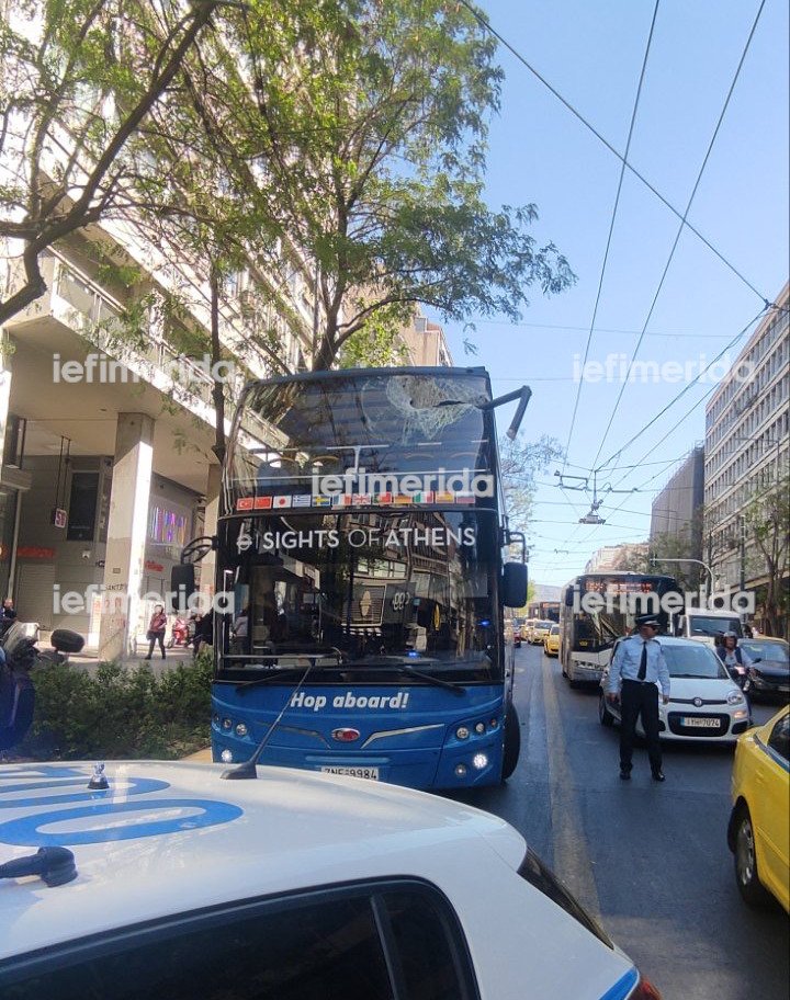 Ατύχημα με ανοιχτό διώροφο τουριστικό λεωφορείο στην Πανεπιστημίου