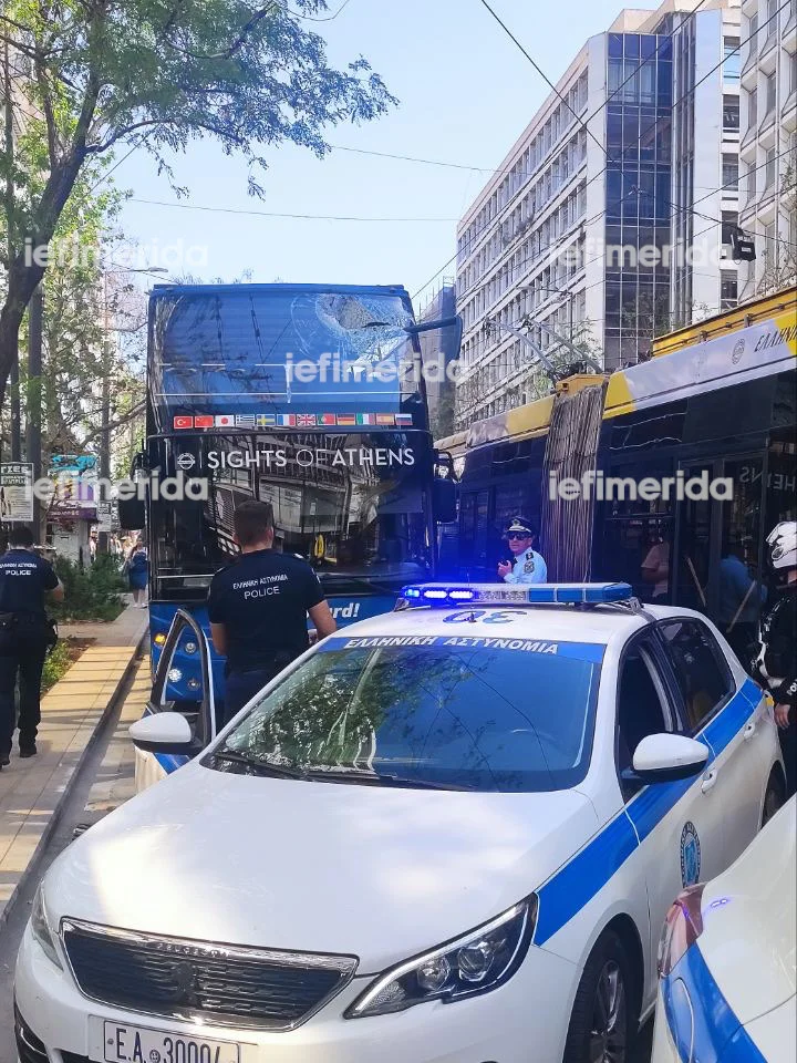 Ατύχημα με ανοιχτό διώροφο τουριστικό λεωφορείο στην Πανεπιστημίου
