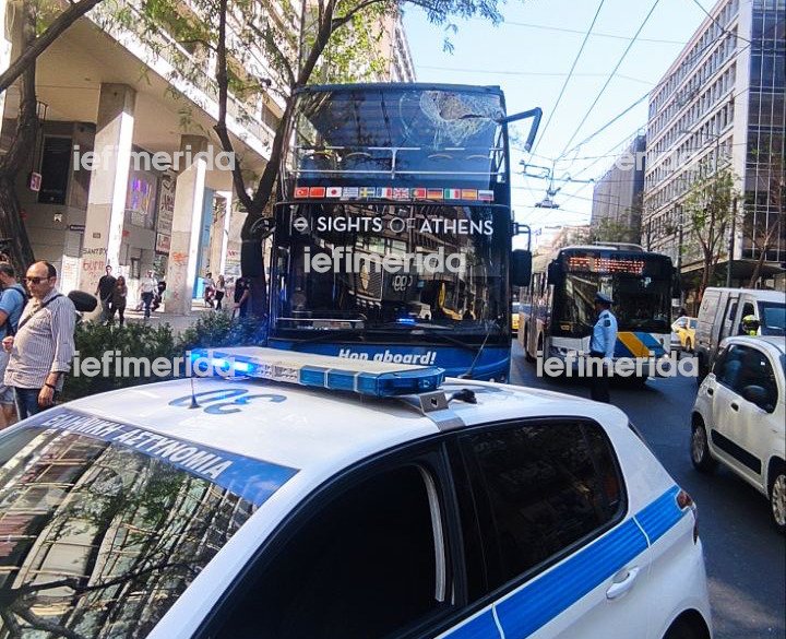 Ατύχημα με ανοιχτό διώροφο τουριστικό λεωφορείο στην Πανεπιστημίου