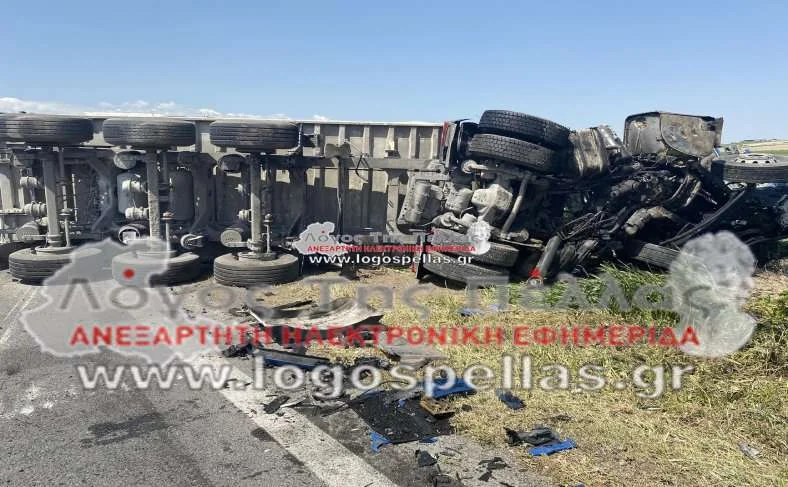 φορτηγό που ανετράπη μετά από τροχαίο δυστύχημα στα Γιαννιτσά