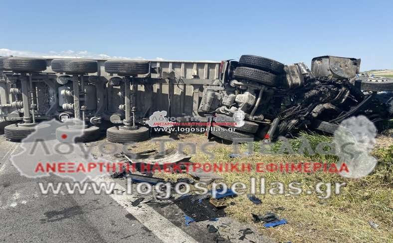 φορτηγό που ανετράπη μετά από τροχαίο δυστύχημα στα Γιαννιτσά