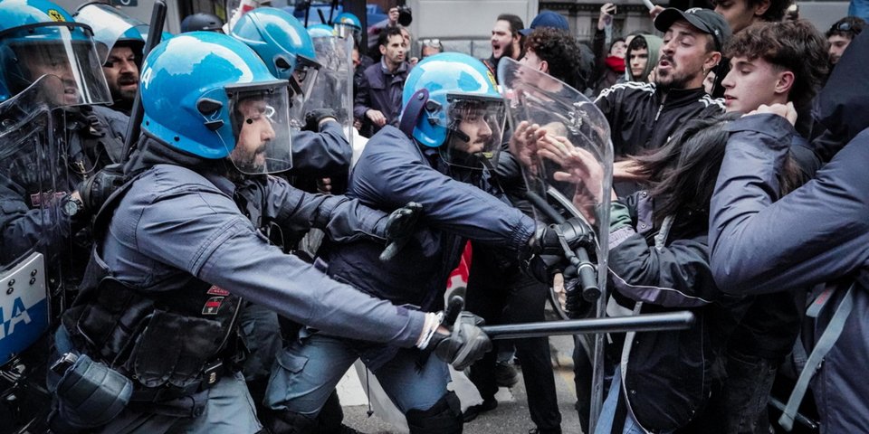 Ιταλία: Συγκρούσεις της αστυνομίας με διαδηλωτές στο Τορίνο, όπου συνεδριάζουν οι υπουργοί Περιβάλλοντος της G7 -Φωτογραφία: EPA/TINO ROMANO