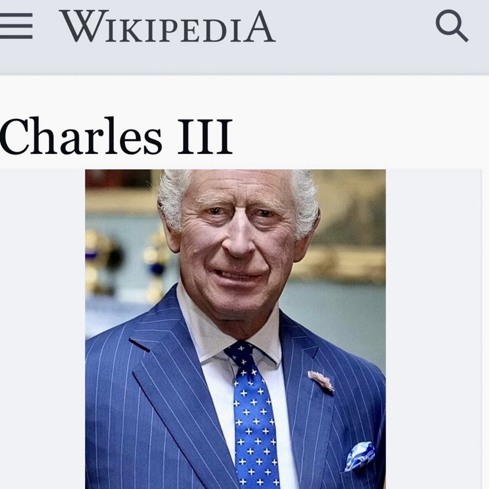 Σε φωτογραφία στην επίσημη σελίδα του στην Wikipedia, βλέπουμε τον βασιλιά Κάρολο να φορά τη γραβάτα με το Ελληνικό Εθνόσημο της εταιρείας Thalassa Collection