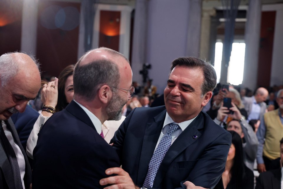 Ο πρόεδρος του ΕΛΚ Μ. Βέμπερ και ο αντιπρόεδρος της Κομισιόν Μ. Σχοινάς