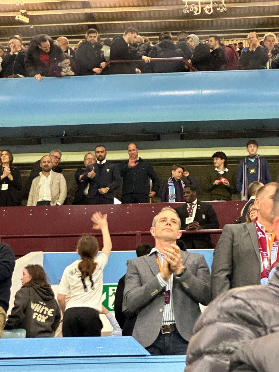 Μια μικρή θαυμάστρια χαιρετάει τον πρίγκιπα Γουίλιαμ 