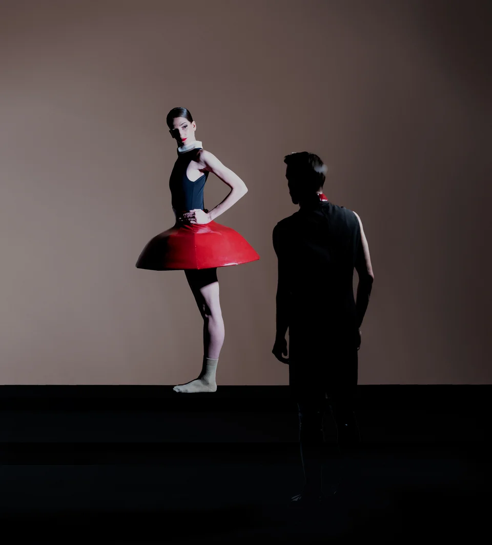 Στη νέα χορογραφία του Έντουαρντ Κλουγκ, το τρομακτικό στοιχείο μιας ζωντανής κούκλας τοποθετείται στο φόντο ενός ιδανικού κόσμου