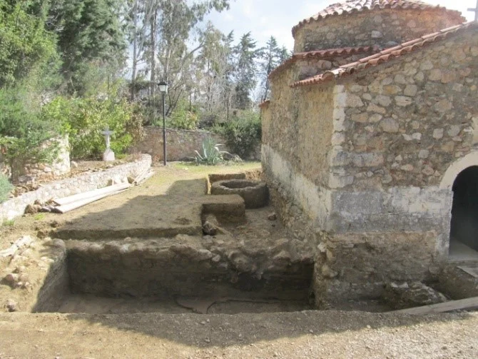 Άποψη της ανασκαφής στην βόρεια πλευρά του μνημείου