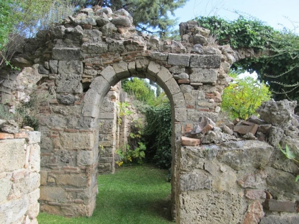 Δυτική όψη του ερειπωμένου βυζαντινού ναού