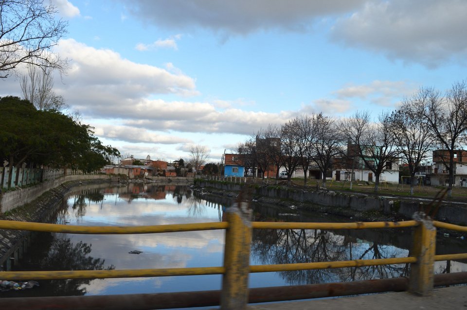 Μπορεί μια χούφτα σπόροι από τη γη του Πελίτι, στο Μεσοχώρι Δράμας, να αποτελέσουν γέφυρα συνεργασίας, αλληλοβοήθειας, έμπρακτης στήριξης και αλληλεγγύης για τις φτωχογειτονιές της Αργεντινής;