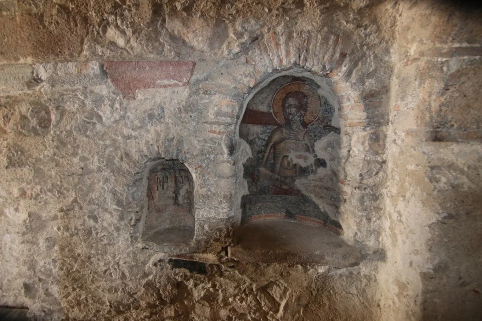 Τοιχογραφικός διάκοσμος σε κόγχες στον βόρειο τοίχο του ιερού