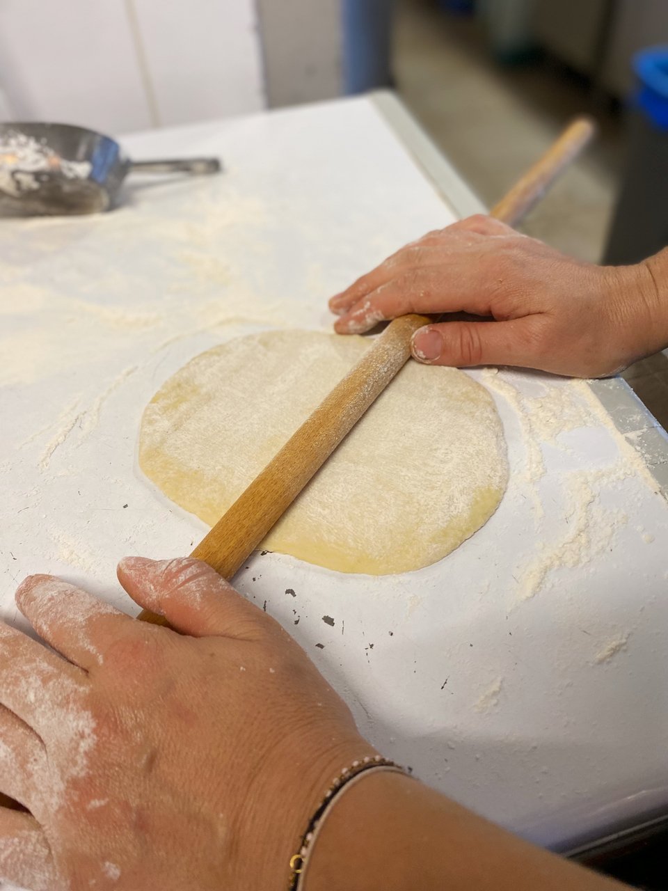 Η Τίνα ανοίηει φύλλο στην κουζίνα για να φτιάξει τηγανόψωμα / Φωτογραφία: Μάνος Λειβαδάρος/iefimerida 