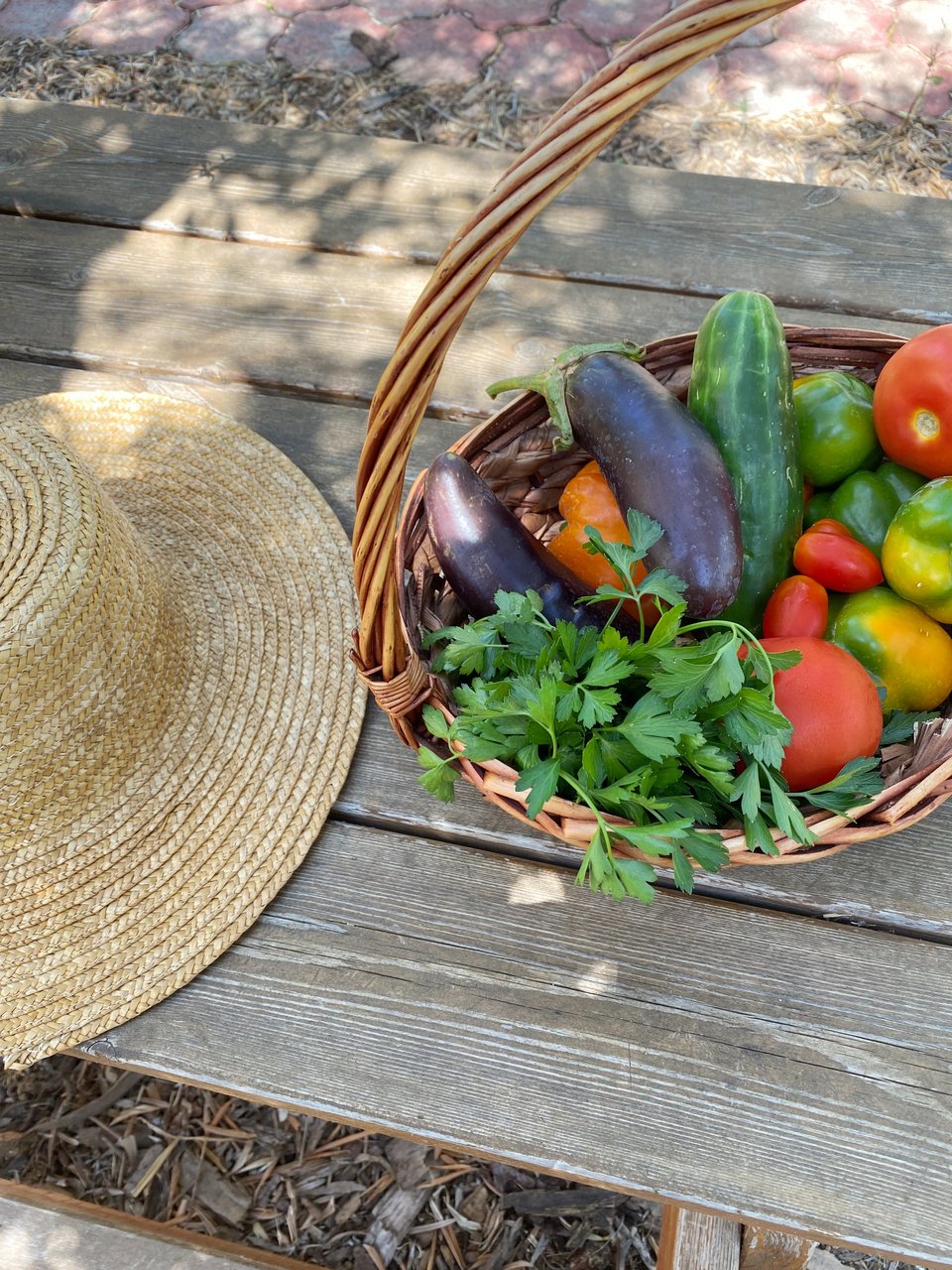 Το καπέλο και το καλάθι του Μπάμπη που γεμίζει διαρκώς με θησαυρούς από το περιβόλι / Φωτογραφία: Μάνος Λειβαδάρος/iefimerida 