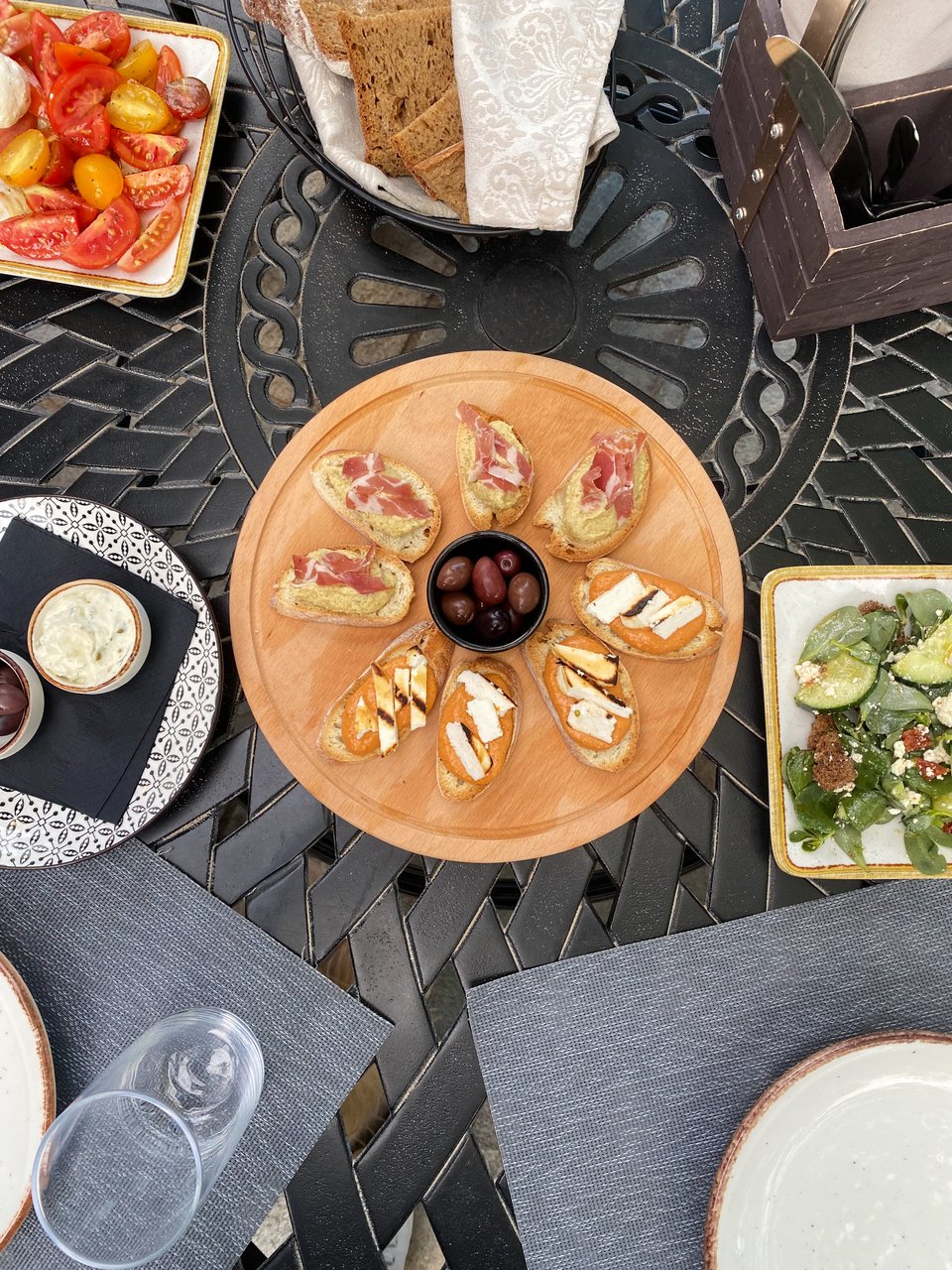 Το πλατό με τις μπρουσκέτες / Φωτογραφία: Μάνος Λειβαδάρος/iefimerida 