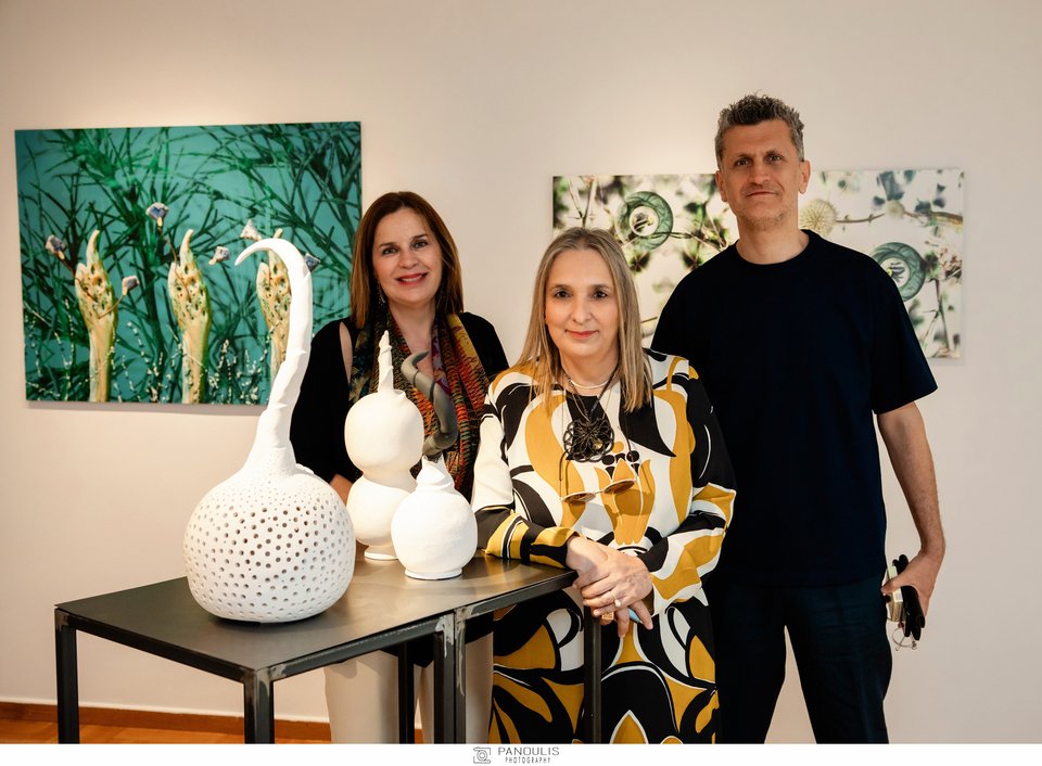 Τατιάνα Σπινάρη - διευθύντρια Citronne Gallery, η εικαστικός Άννα Αμπαριώτου και ο επιμελητής της εκθεσης Κώστας Πράπογλου