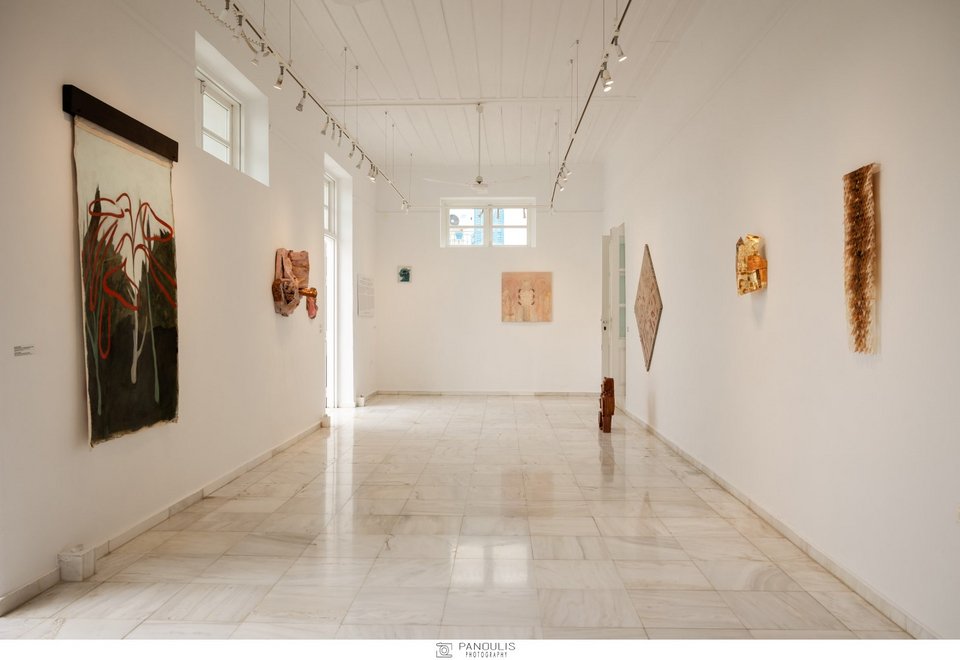 Η θεματική έκθεση «Μυθιστορίες» που φέρνει στο νησί έργα εννέα εικαστικών.