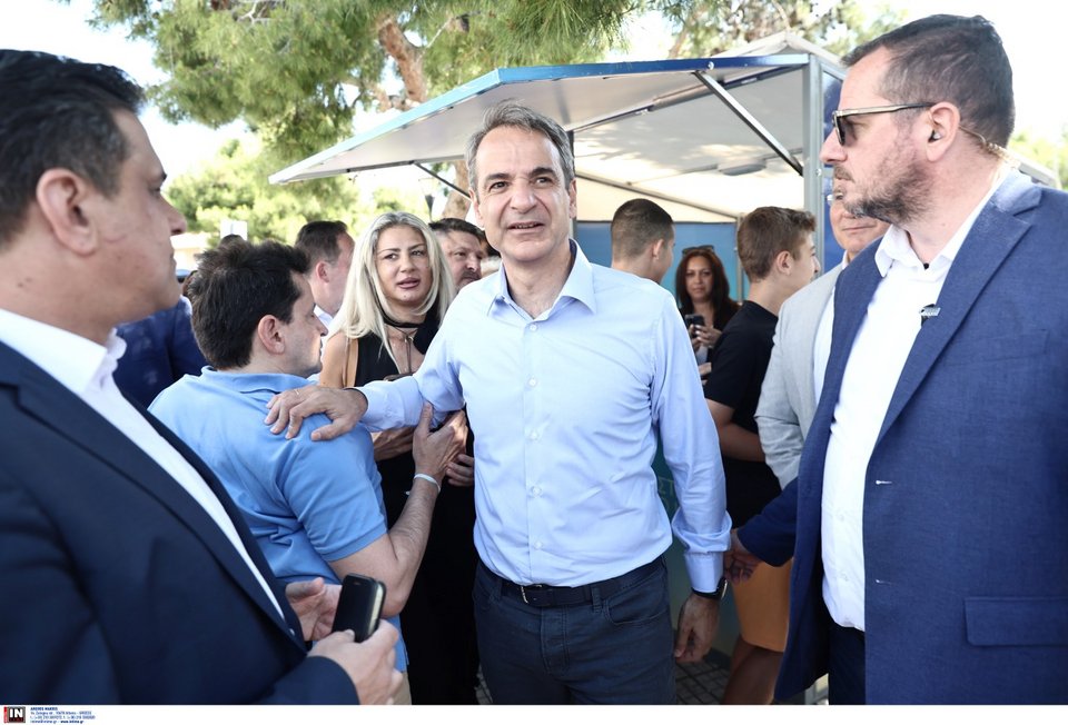 Ο Κυριάκος Μητσοτάκης επισκέφτηκε και την αγορά της Παιανίας