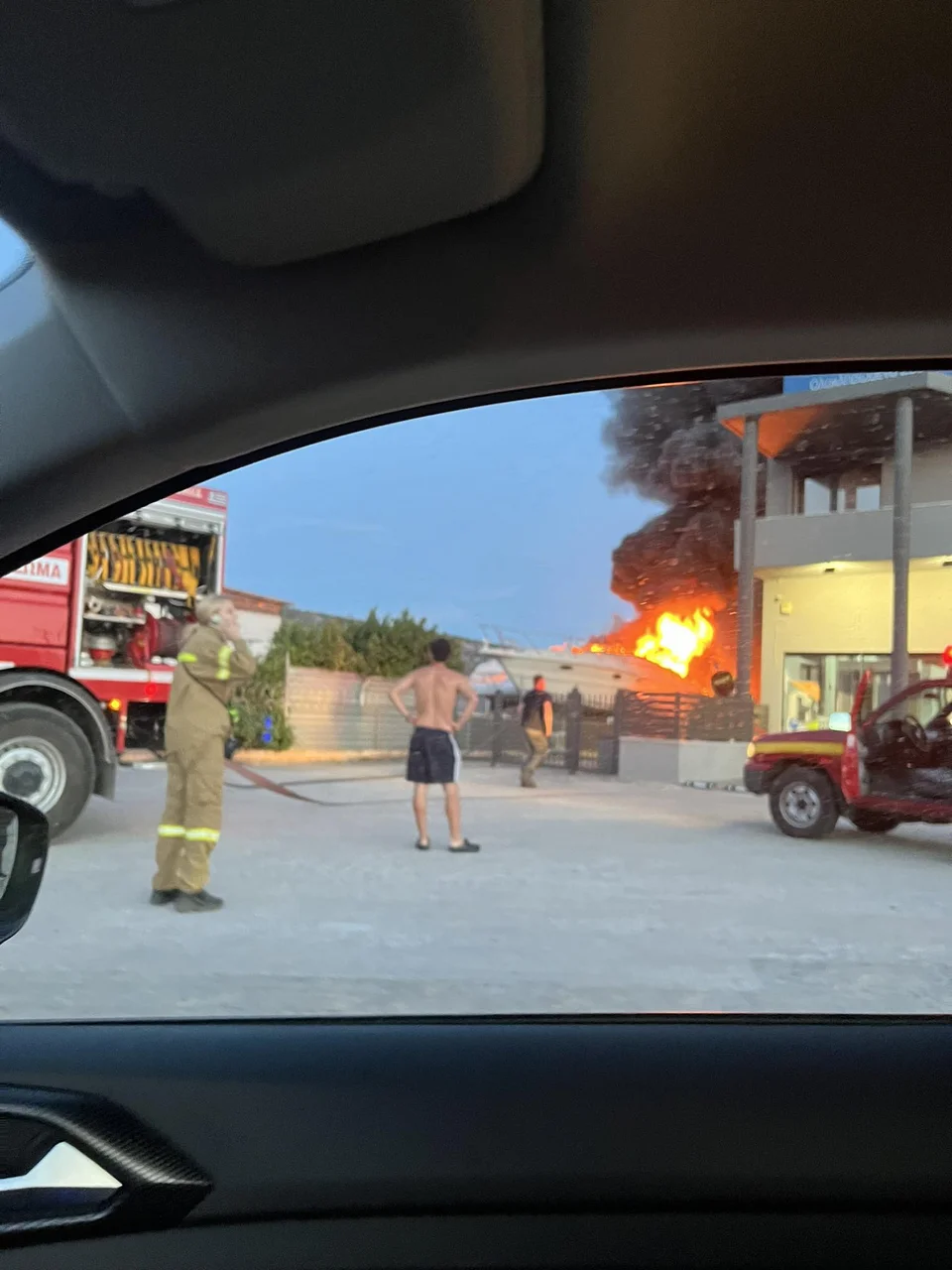 Μεγάλη φωτιά σε μάντρα σκαφών στη Βάρη (vid) 2 444203578 10233338256938720 4592516238977767756 n.jpg