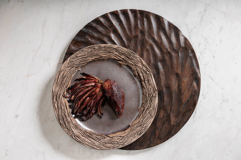 Περιστέρι γλασαρισμένο με καπνιστά κεράσια, άγρια μανιτάρια και ψητό αντίδι στο Delta Restaurant / Φωτογραφία: @Zak Viemon