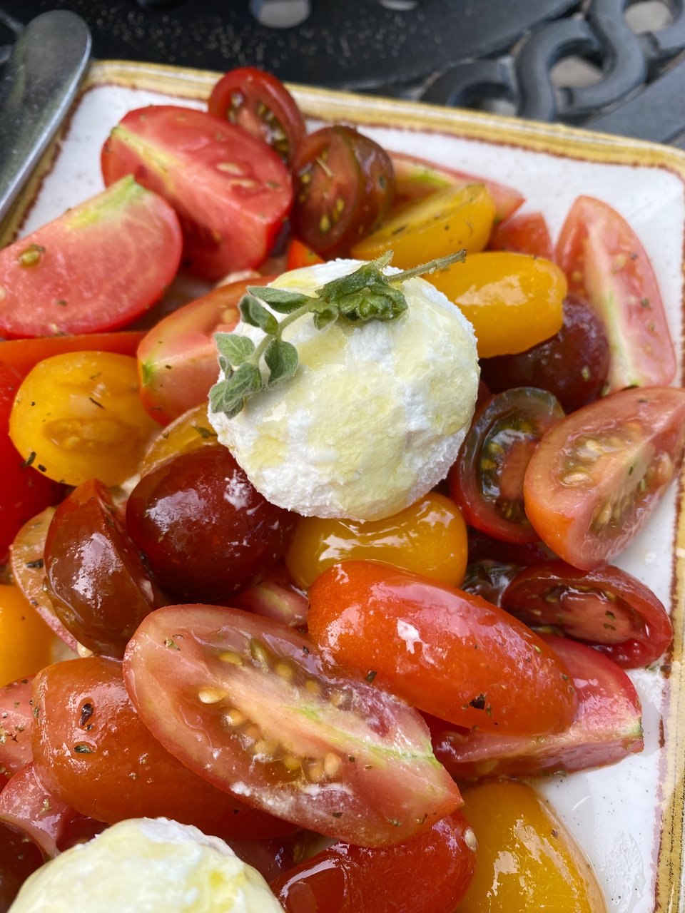 Σαλάτα με ντοματίνια, άκρως καλοκαιρινή / Φωτογραφία: Μάνος Λειβαδάρος/iefimerida 