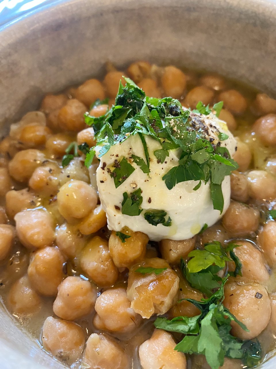 Ρεβιθάδα με ταχίνι και γιαούρτι / Φωτογραφία: Μάνος Λειβαδάρος/iefimerida