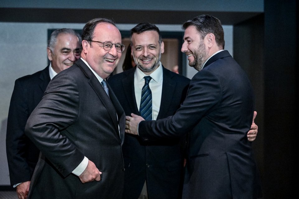 Ολάντ, Ανδρουλάκης και Δούκας συζητούν σε θερμό κλίμα / Φωτογραφία: Eurokinissi -Τατιάνα Μπόλαρη