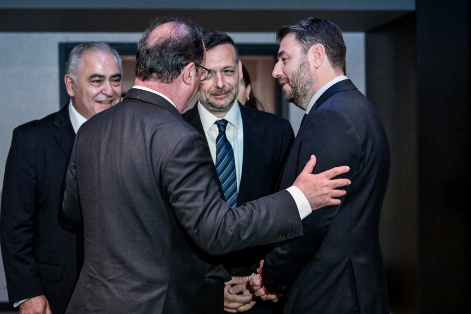 Ολάντ, Ανδρουλάκης και Δούκας συζητούν σε θερμό κλίμα / Φωτογραφία: Eurokinissi -Τατιάνα Μπόλαρη