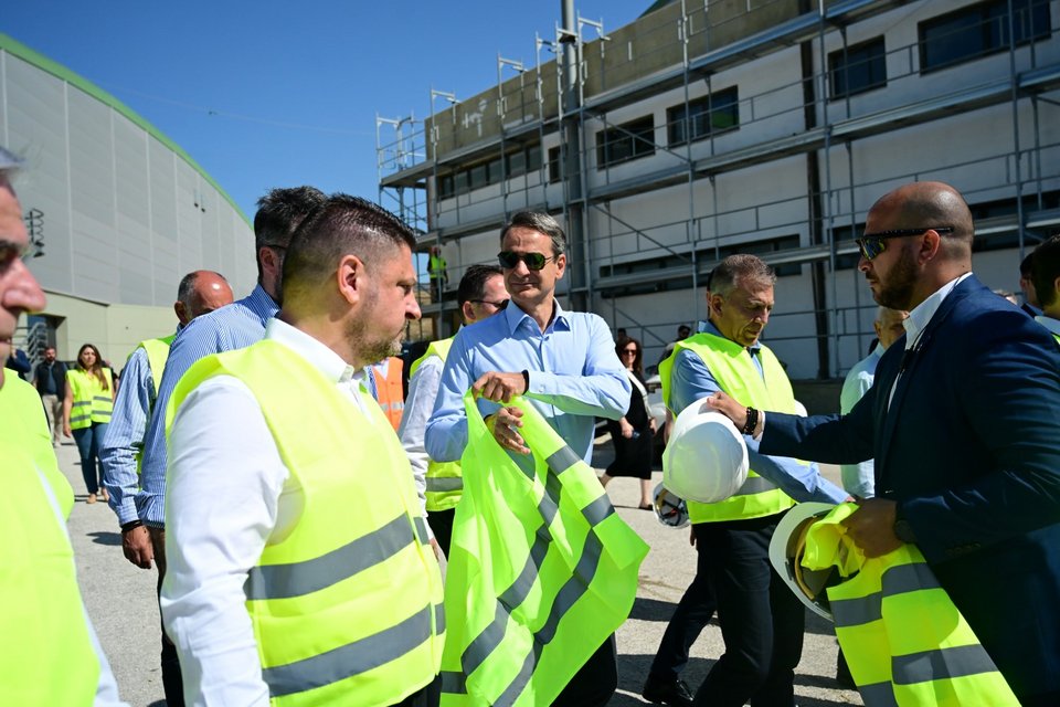 Τον Κυριάκο Μητσοτάκη συνόδευαν ο περιφερειάρχης Νίκος Χαρδαλιάς και ο αναπληρωτής υπουργός Αθλητισμού Γιάννης Βρούτσης