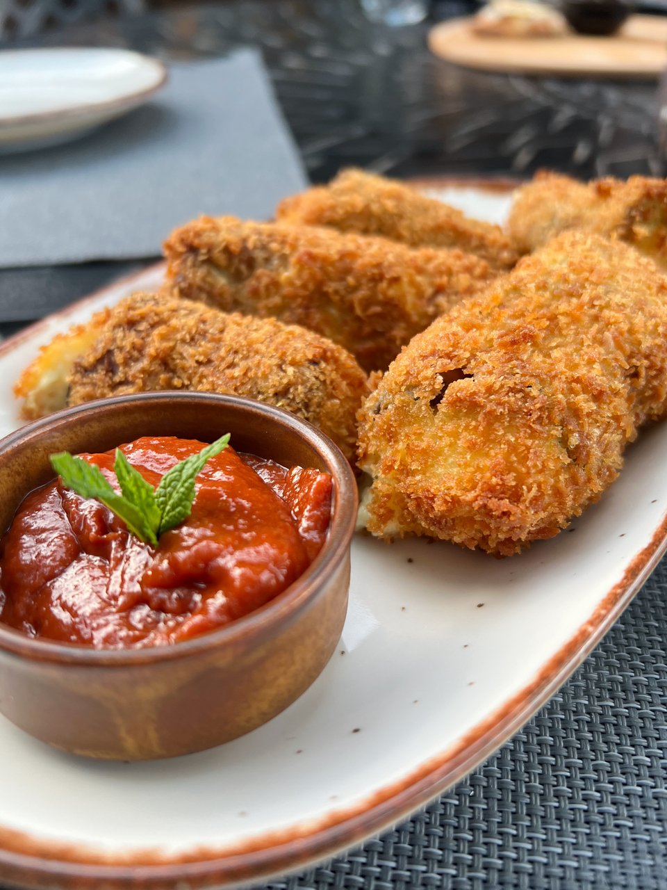 Μπουρεκάκια μελιτζάνας / Φωτογραφία: Μάνος Λειβαδάρος/iefimerida 