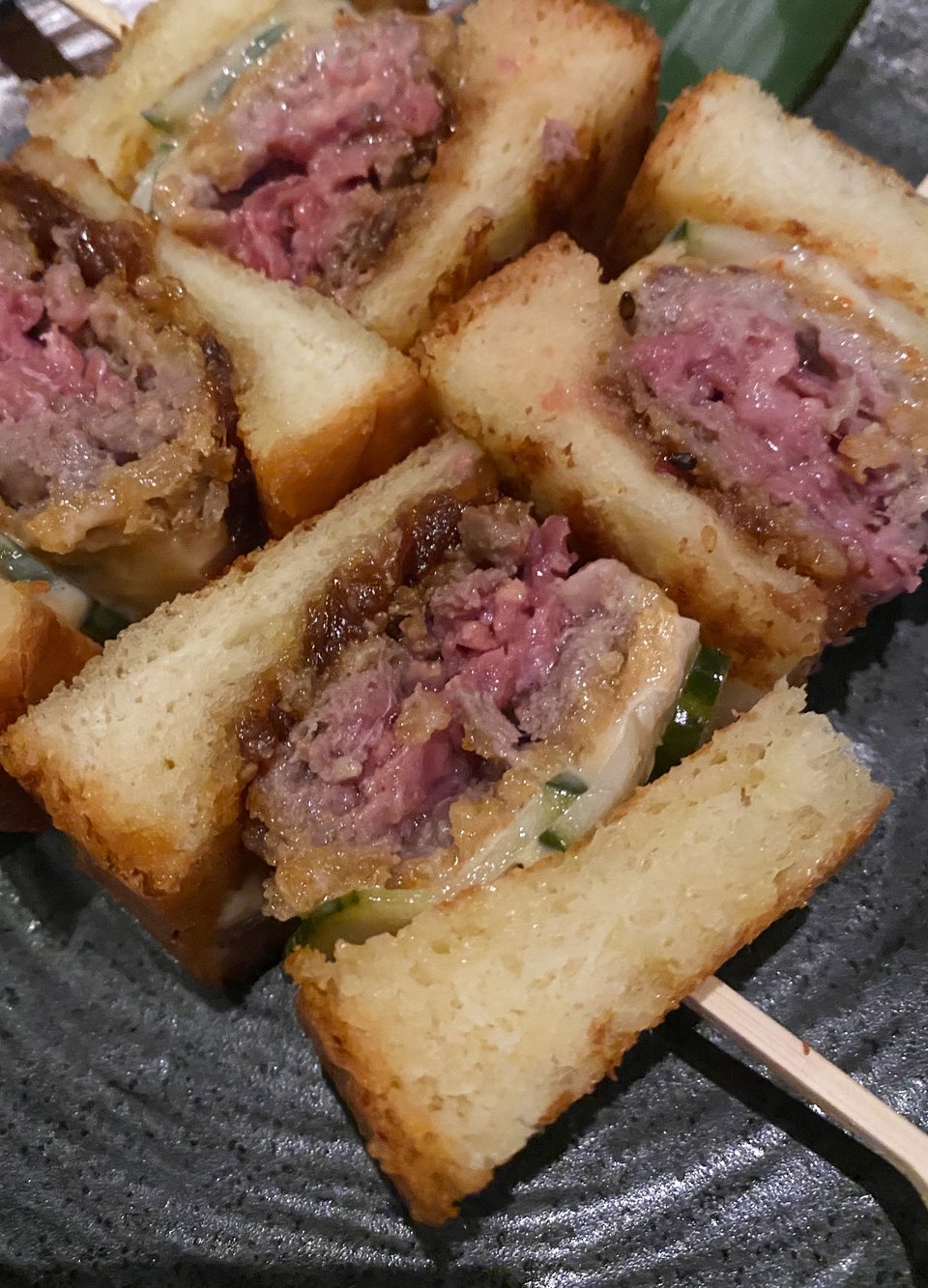 Το sandο με μοσχαράκι katsu / Φωτογραφία: Μάνος Λειβαδάρος/iefimerida