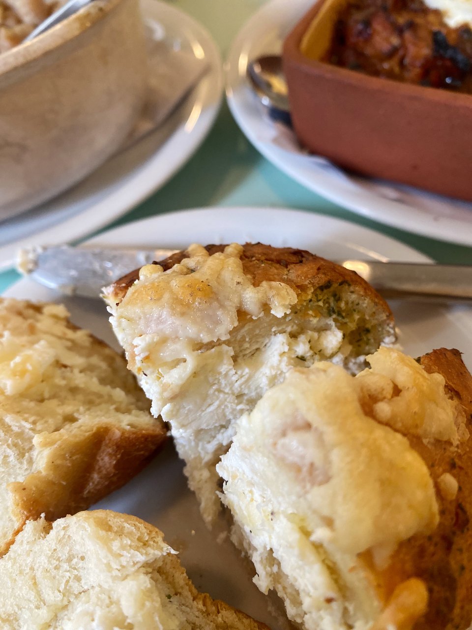 Ανοιγμένο αχνιστό σκορδόψωμο / Φωτογραφία: Μάνος Λειβαδάρος/iefimerida