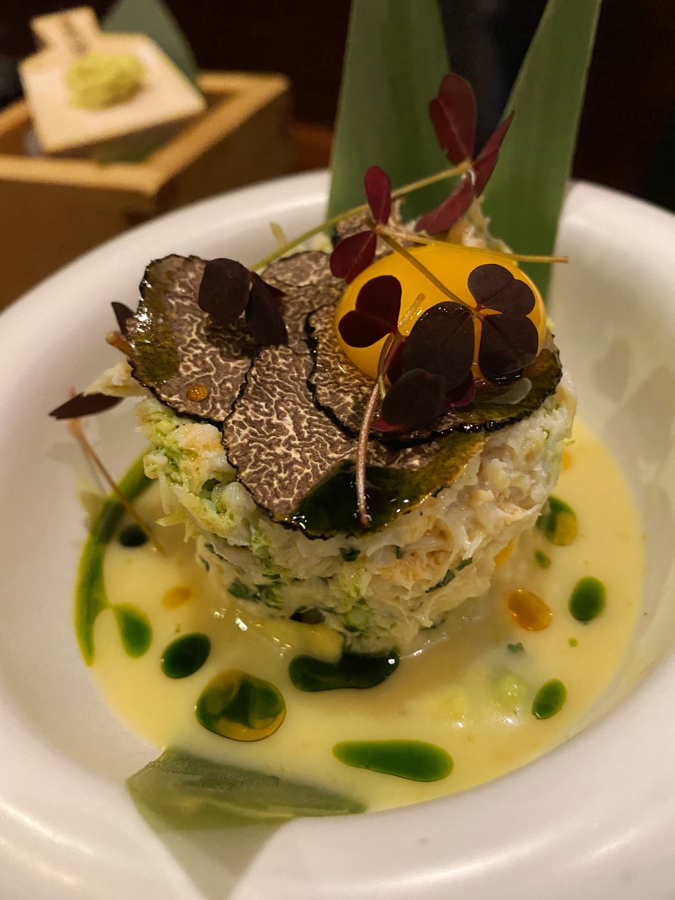 Ταρτάρ από μπλε καβούρι με κρόκο ορτυκιού, τρούφα, αβοκάντο και σάλτσα wasabi / Φωτογραφία: Μάνος Λειβαδάρος/iefimerida