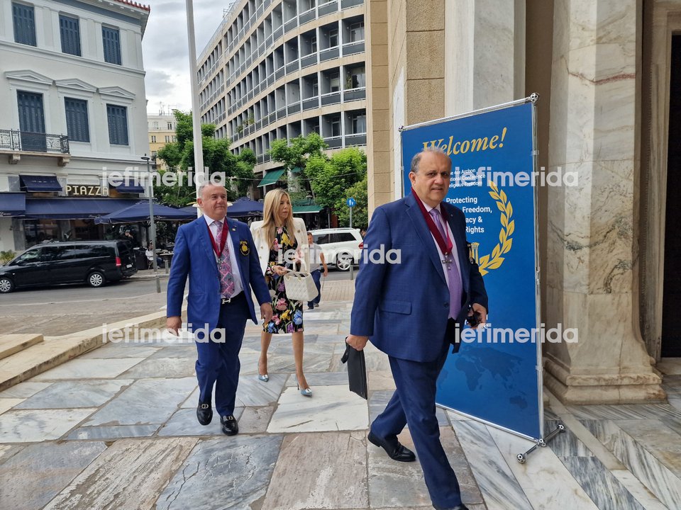 Ο Νικ Λαρυγγάκης με το ζεύγος Χαλάκου