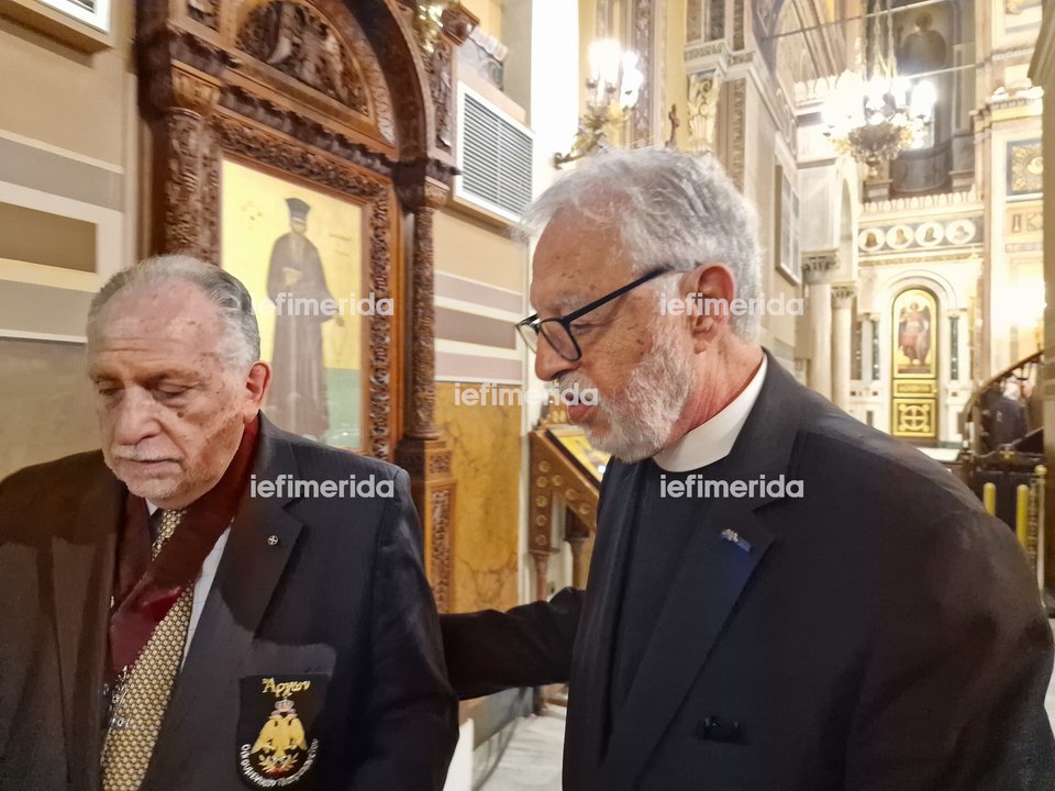 Ο father Άλεξ Καρλούτσος με τον Άλεξ Πρίτσο
