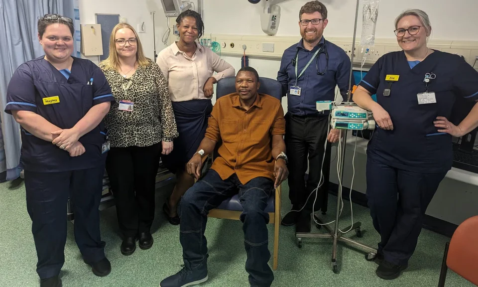 Ο 55χρονος πατέρας τεσσάρων παιδιών Elliot Pfebve έλαβε την πρώτη δόση του εμβολίου τον Μάρτιο στο νοσοκομείο «Βασίλισσα Ελισάβετ» του Μπέρμιγχαμ