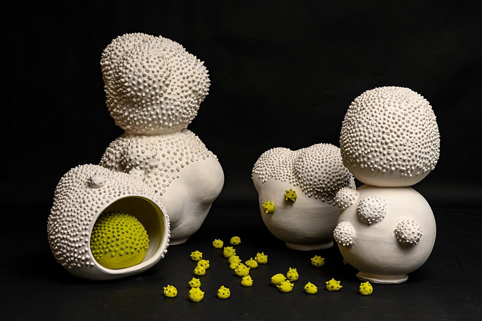 Καθώς περπατούσα προσπαθούσα να βρω το νόημα.  Το βρήκα, εκεί που όλα μοιάζουν αλλόκοτα.                                        (2023), stoneware πηλός, διαστάσεις μεταβλητές