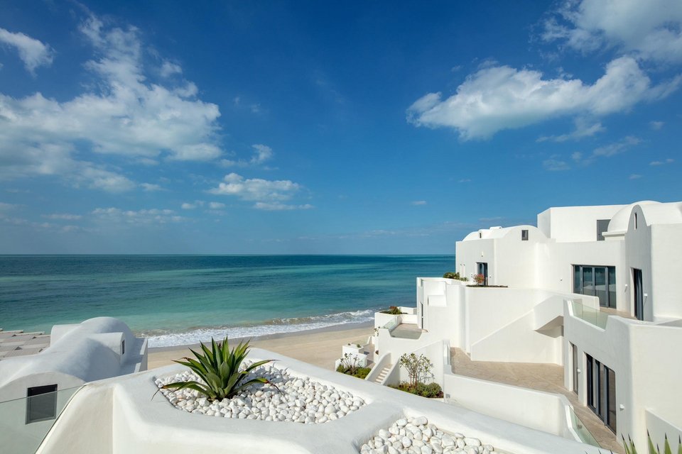 Το Anantara Santorini Abu Dhabi που μοιάζει με τη Σαντορίνη