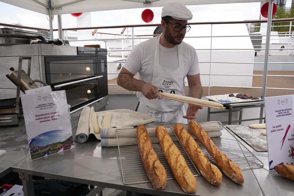 Μπαγκέτες και σοκολατόψωμα ετοιμάζει ο Τόνι Ντορέ, επικεφαλής της μπουλανζερί στο Ολυμπιακό Χωριό στο Παρίσι