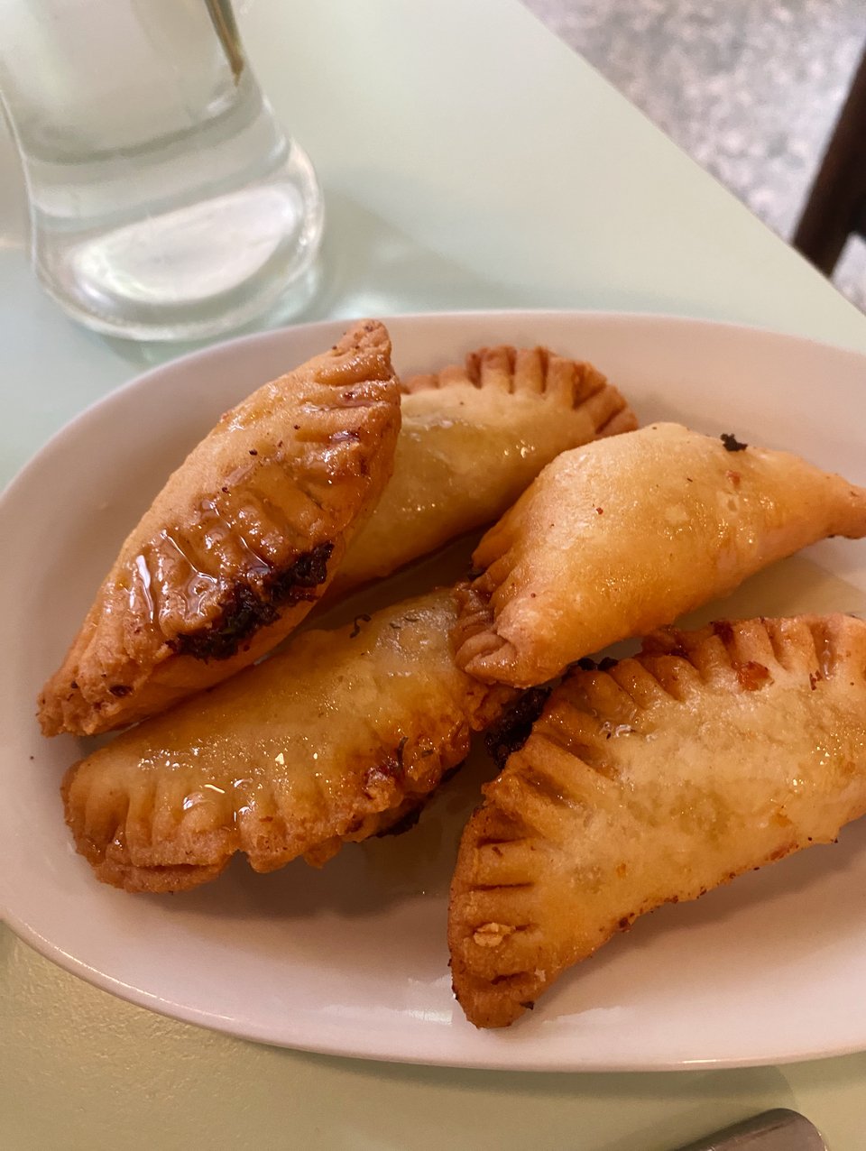 Τραγανά τυροπιτάκια με χειροποίητο φύλλο / Φωτογραφία: Μάνος Λειβαδάρος/iefimerida