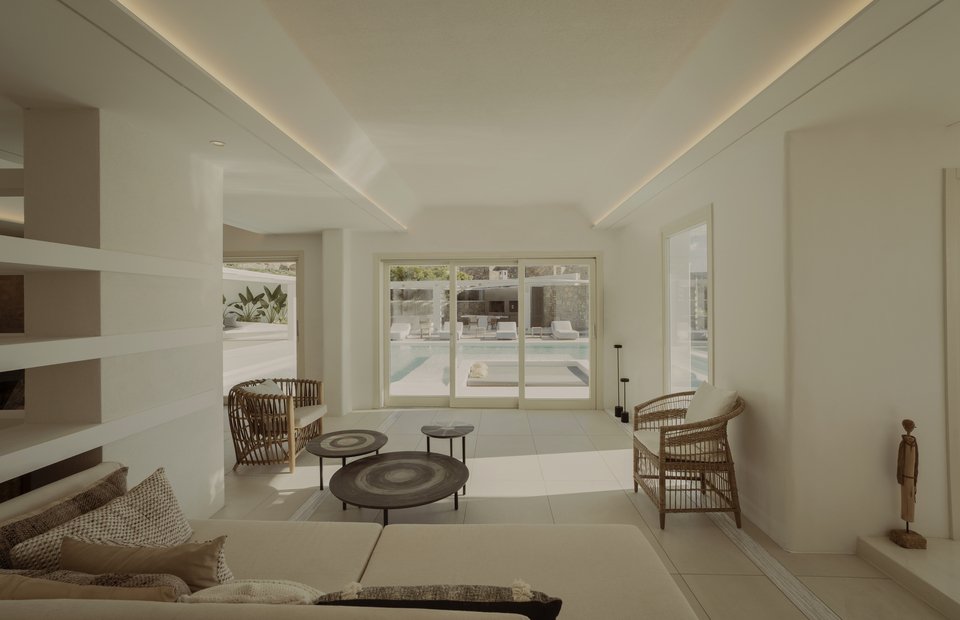 Το καθιστικό βλέπει στην πισίνα και το lounge που είναι βυθισμένο μέσα στο νερό της.