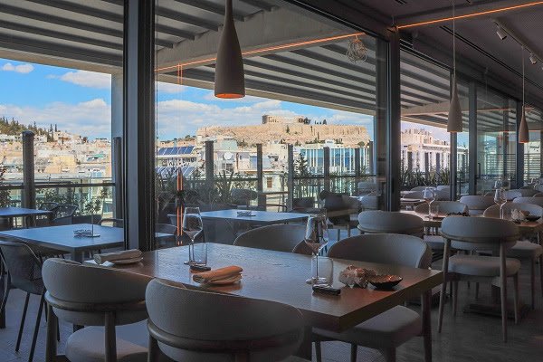 Στην ταράτσα του ΕΜΣΤ με θέα Ακρόπολη