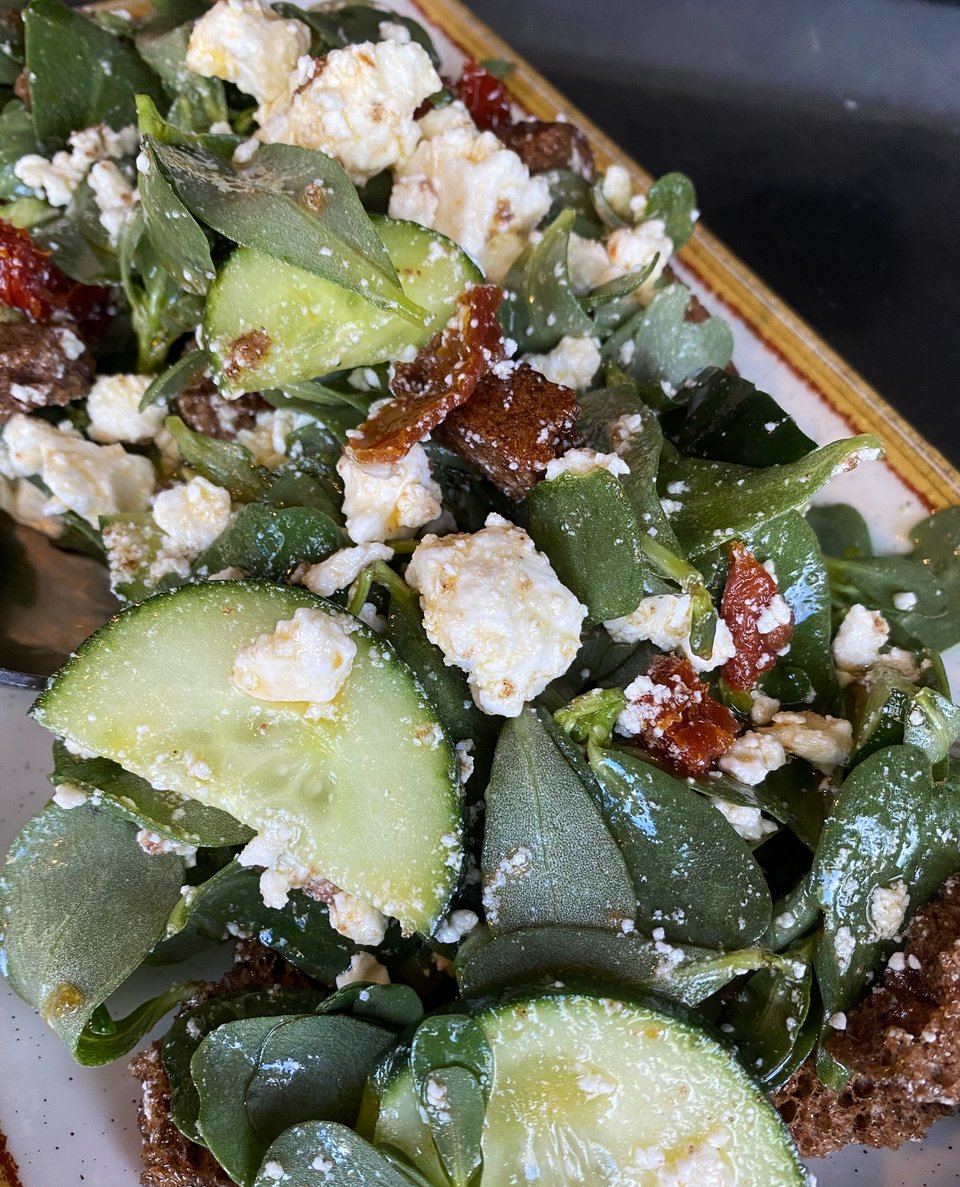 Σαλάτα με γλιστρίδα, λιαστή ντομάτα, αγγούρι και φέτα / Φωτογραφία: Μάνος Λειβαδάρος/iefimerida 