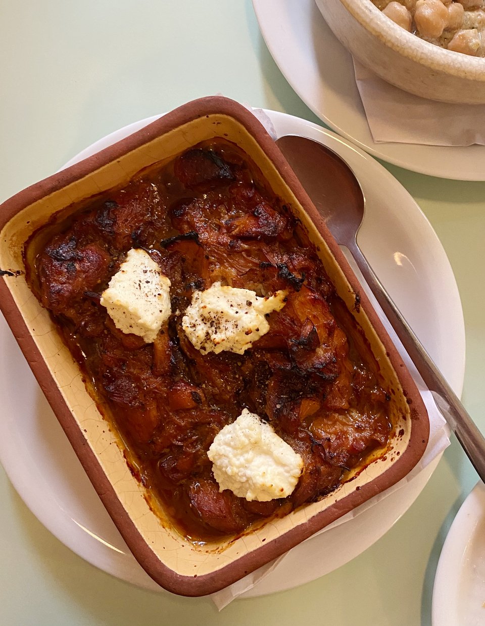 Η νόστιμη τηγανιά κοτόπουλο με σάλτσα από μπύρα και μαρμελάδα σύκο / Φωτογραφία: Μάνος Λειβαδάρος/iefimerida