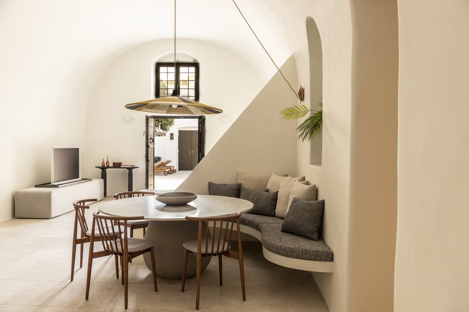 Η τηλεόραση είναι τοποθετημένη σε έναν λιτό πάγκο πλάι στην είσοδο, απέναντι από τον καναπέ / Φωτογραφία: Iωάννα Ρουφοπούλου - Courtesy of Ιdlaboratorium