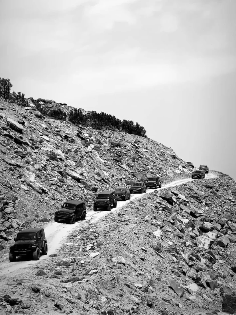 Τα τζιπ της αποστολής του οίκου Ηermes διασχίζουν τους χωματόδρομους στα λατομεία της Τήνου / Φωτογραφία: rasemkamal/Instagram