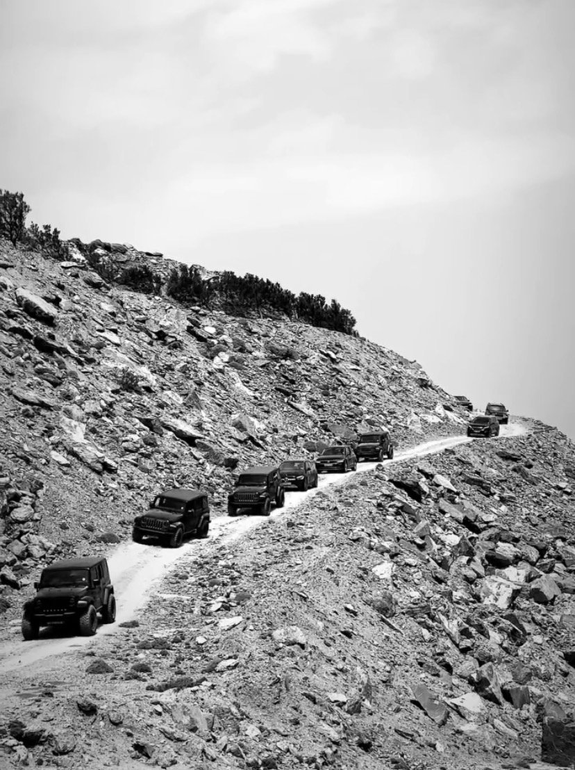 Τα τζιπ της αποστολής του οίκου Ηermes διασχίζουν τους χωματόδρομους στα λατομεία της Τήνου / Φωτογραφία: rasemkamal/Instagram 