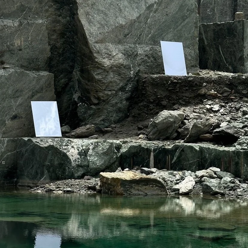 Καθρέφτες στα βράχια, στα λατομεία της Τήνου, αποτελούν το σκηνικό για το event του οίκου Hermes / Φωτογραφία: rasemkamal/Instagram